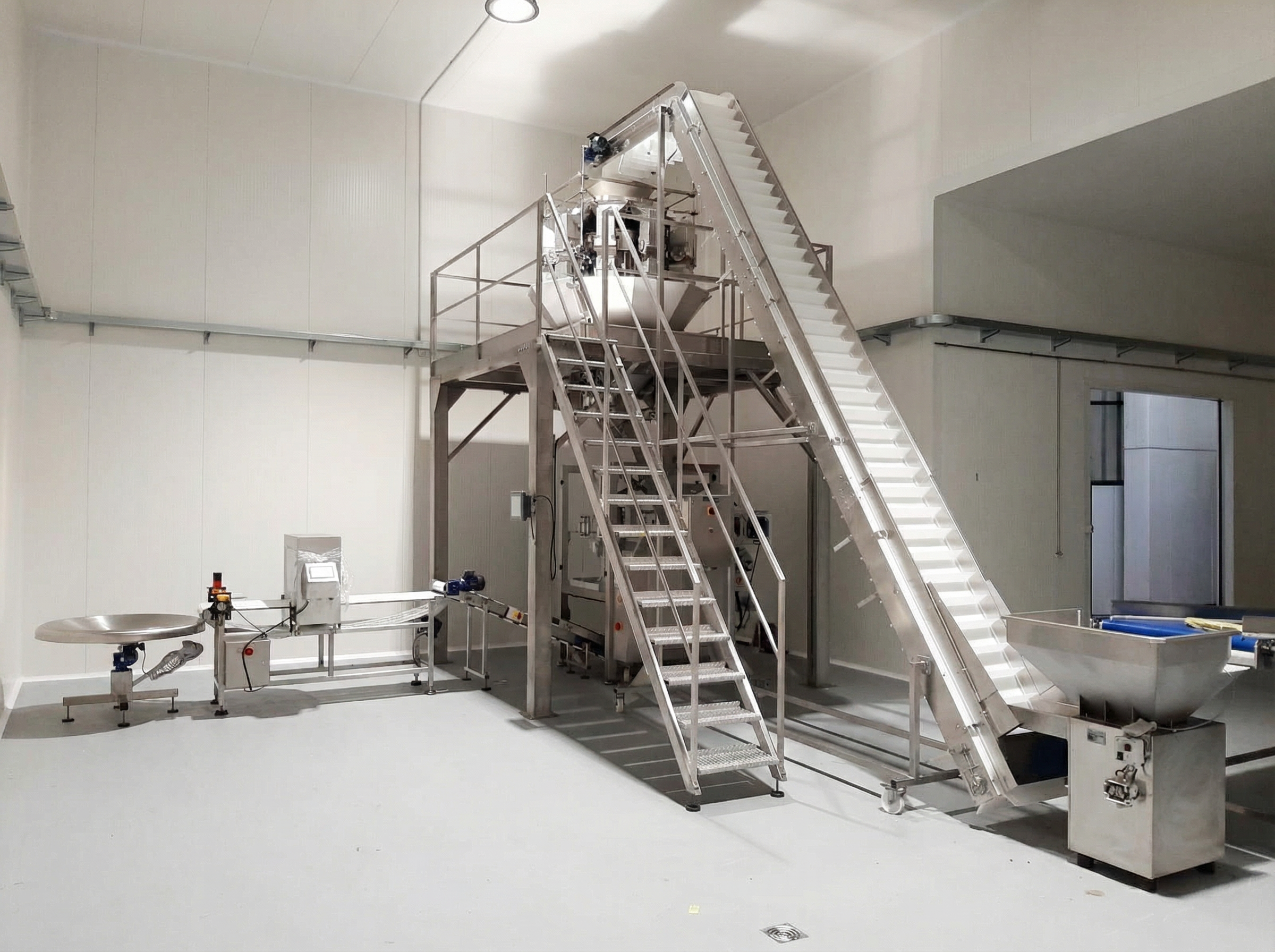 Automated conveyor delivery belt with multihead weigher dosing system and vertical form fill and seal machine in a French production facility